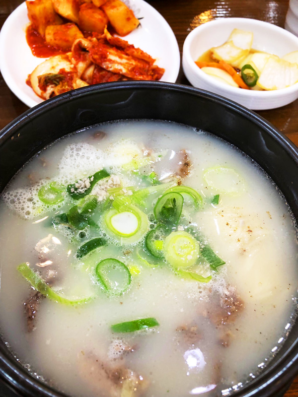 韓国 コムタンスープとキムチ